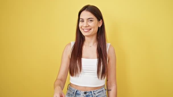 Jong Mooi Latino Vrouw Glimlachen Zelfverzekerd Doen Teken Met Hand — Stockvideo
