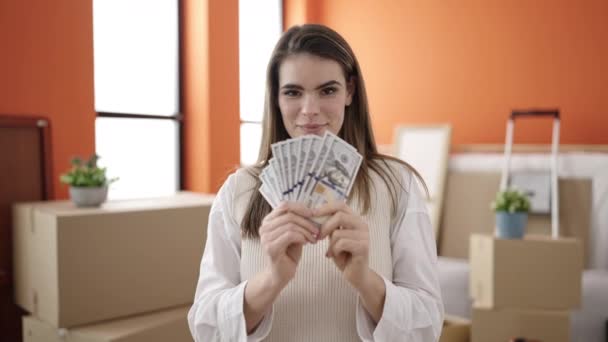 Joven Hermosa Mujer Hispana Sonriendo Confiada Sosteniendo Dinero Nuevo Hogar — Vídeos de Stock