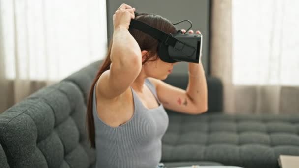 Junge Schöne Hispanische Frau Spielt Videospiel Mit Virtual Reality Brille — Stockvideo