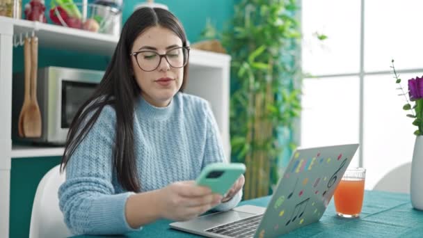 Jonge Spaanse Vrouw Met Laptop Eetzaal — Stockvideo