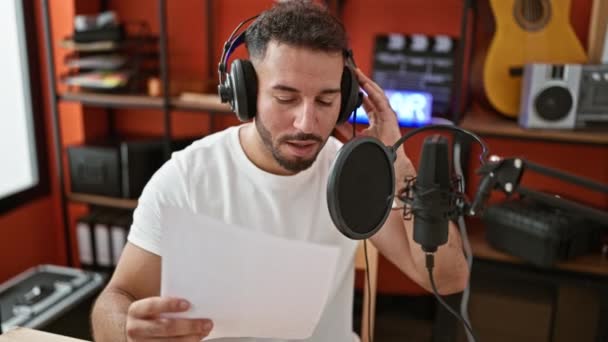 Fiatal Arab Férfi Zenész Visel Fejhallgató Éneklés Dal Zenei Stúdióban — Stock videók
