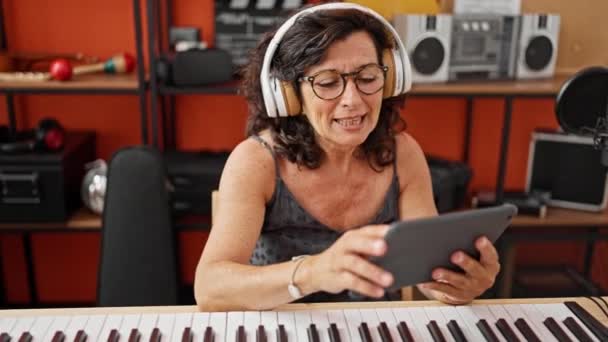 Mulher Hispânica Meia Idade Músico Cantando Música Usando Touchpad Estúdio — Vídeo de Stock
