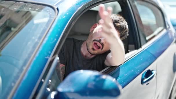 Joven Hispano Estresado Conduciendo Coche Gritando Calle — Vídeos de Stock