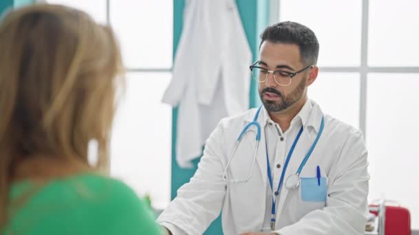 Чоловік Жінка Лікар Мають Медичну Консультацію Розмовляє Пацієнтом Клініці — стокове відео