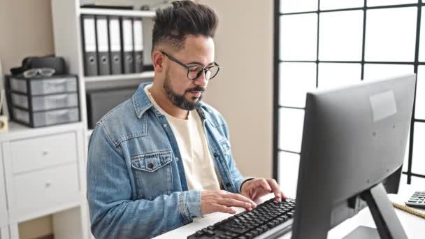 Ofiste Çalışan Genç Latin Adamı Bilgisayar Kullanıyor — Stok video
