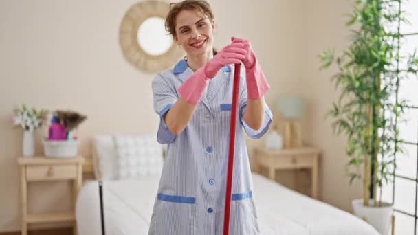 Молода Жінка Професійний Прибиральник Спираючись Палицю Мопеда Посміхається Спальні — стокове відео