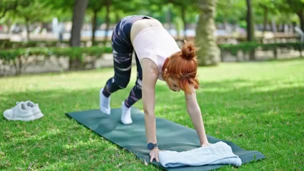 Genç Kızıl Saçlı Kadın Parkta Bacak Egzersizi Yapıyor — Stok video