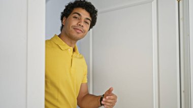 Genç latin adam gülümsüyor eve gelmek için can atıyor.