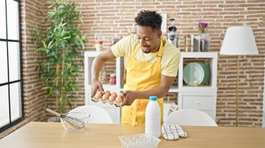 Afro-Amerikalı aşçı yemek odasında video kaydı yapıyor.