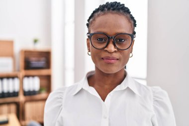 Afro-Amerikalı kadın iş adamı ofiste kendine güvenen