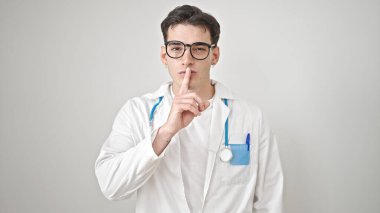 Genç İspanyol doktor, izole edilmiş beyaz arka planda sessizlik istiyor.
