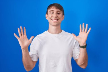 Mavi arka planda dikilen beyaz, sarışın adam başarının çılgınlığını kollarını kaldırmış ve gözlerini kapatmış heyecanla haykırarak kutluyor. Kazanan konsept 