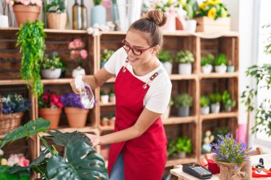 Çiçekçide çalışan güzel bir İspanyol çiçekçi kadın.