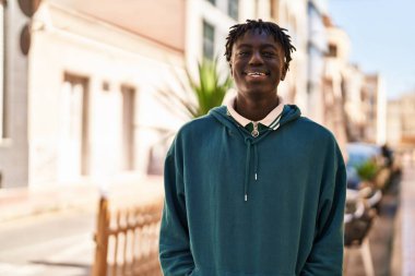 Afro-Amerikan adam gülümsüyor. Kendine güveniyor.