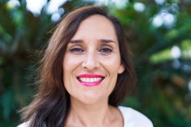 Parkta kendine güvenen güzel, İspanyol bir kadın.