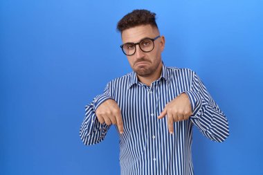 Sakallı İspanyol bir adam üzgün ve üzgün görünüyor. Mutsuz ve depresif.. 