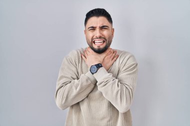 Soyutlanmış arka planda duran yakışıklı genç adam boğularak can çekişiyor. Sağlık problemi. Boğulma ve intihar konsepti. 