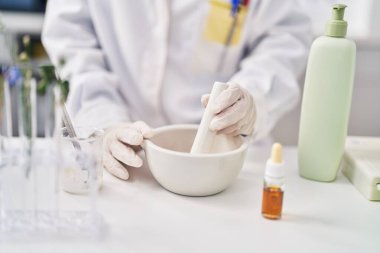 Genç ve güzel İspanyol bilim kadını klinikte numune karıştırıyor.