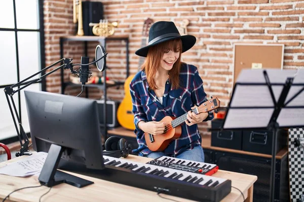 Jonge Vrouw Muzikant Zingen Lied Spelen Ukelele Muziekstudio — Stockfoto