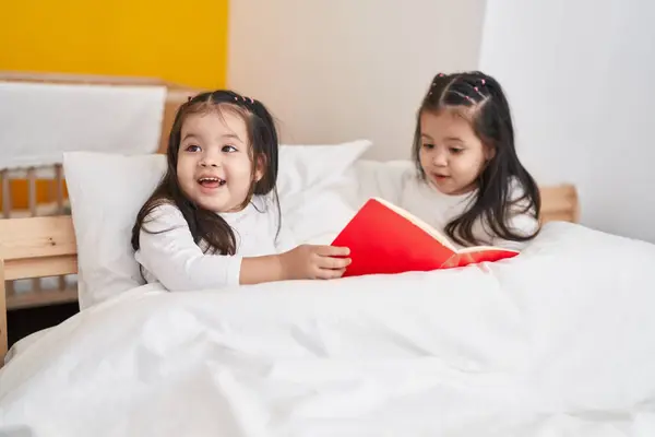 Девочки Близнецы Читают Книги Сидя Кровати Спальне — стоковое фото