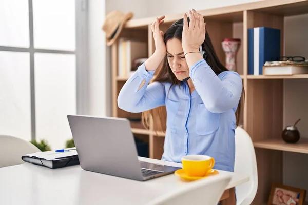 Young Brunette Woman Wearing Call Center Agent Headset Suffering Headache — Stock Photo, Image