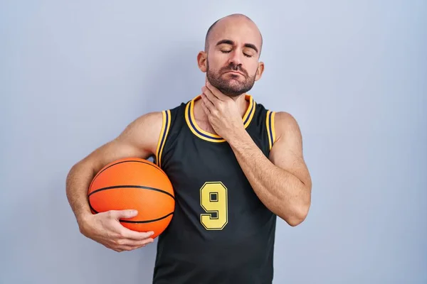 痛い首に触れるボールを保持するバスケットボールの制服を身に着けているヤングハゲ男 インフルエンザ クロッド 感染症の喉を痛めます — ストック写真