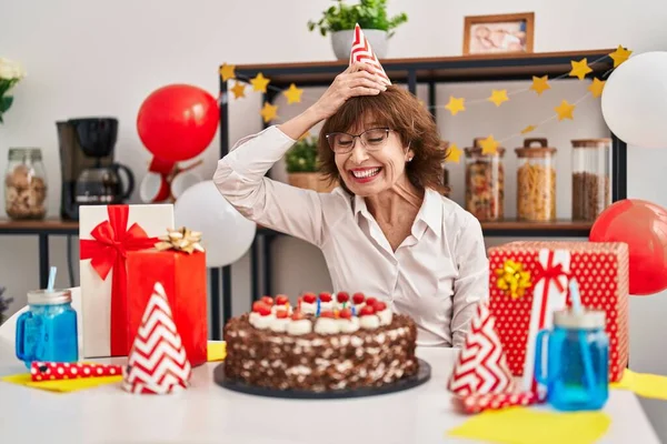 Kobieta Średnim Wieku Świętuje Urodziny Trzymając Duży Tort Czekoladowy Zestresowany — Zdjęcie stockowe