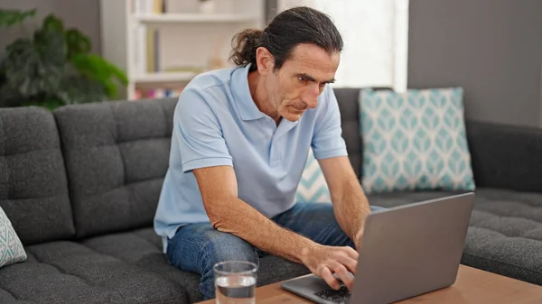 Orta Yaşlı Bir Adam Evdeki Koltukta Dizüstü Bilgisayar Kullanıyor — Stok fotoğraf