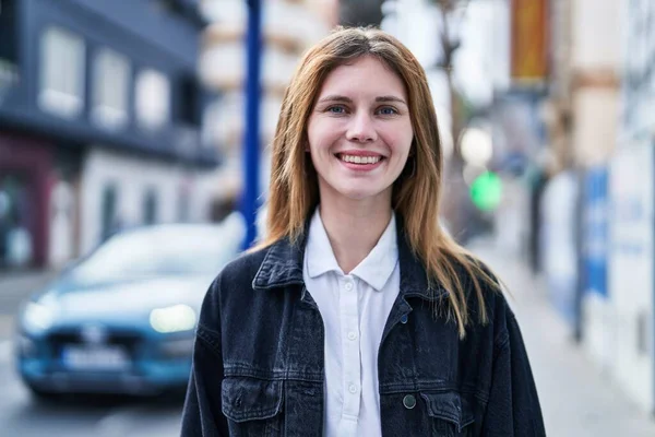 Joven Mujer Rubia Sonriendo Confiada Pie Calle —  Fotos de Stock