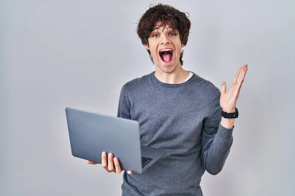 Bilgisayarla Çalışan Genç Adam Zaferi Mutlu Bir Gülümsemeyle Kutluyor Kazanan — Stok fotoğraf