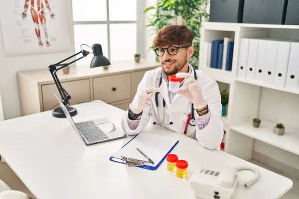 Young Arab Man Wearing Doctor Uniform Analysing Urine Test Tube — Stock Photo, Image