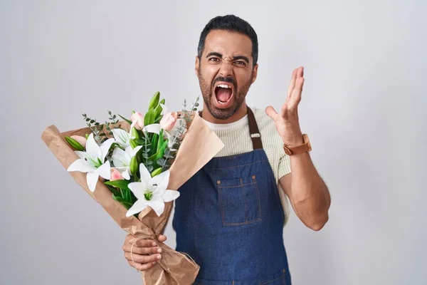 Homem Hispânico Com Barba Trabalhando Como Florista Louco Louco Gritando — Fotografia de Stock