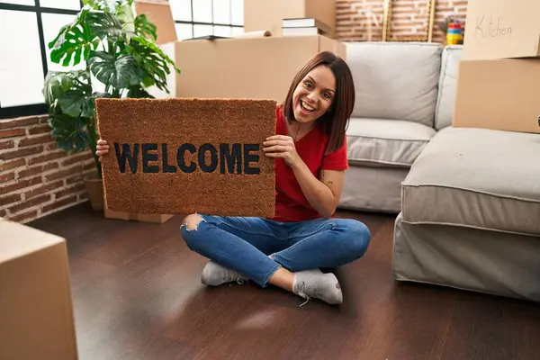 Young Hispanic Woman Holding Welcome Doormat New Home Smiling Laughing — Stock Photo, Image