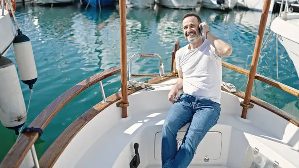 Hombre Mediana Edad Hablando Teléfono Inteligente Sentado Barco Puerto — Foto de Stock
