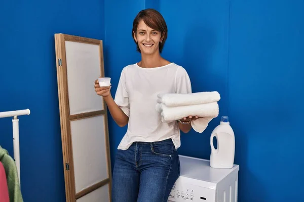 Brunett Kvinna Håller Ren Tvätt Leende Med Ett Lyckligt Och — Stockfoto
