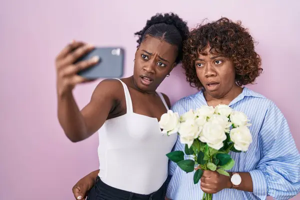 Zwei Afrikanische Frauen Machen Ein Selfie Foto Mit Blumen Schockierten — Stockfoto