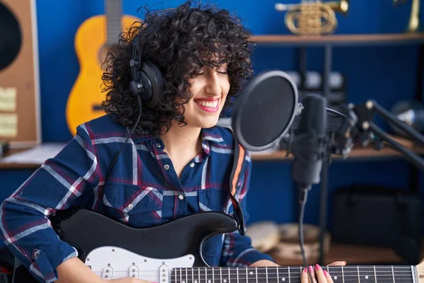 Молодая Женщина Ближнего Востока Поет Песню Играя Электрогитаре Музыкальной Студии — стоковое фото
