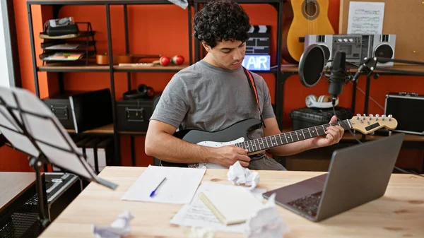 Jeune Homme Latin Musicien Ayant Cours Guitare Électrique Ligne Studio — Photo