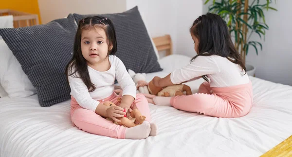 Очаровательные Девочки Близнецы Играют Куклой Сидящей Кровати Спальне — стоковое фото