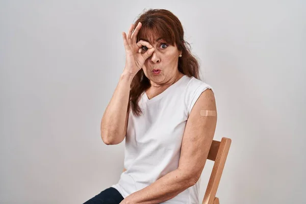 Латиноамериканка Средних Лет Получающая Вакцину Показывающую Руку Помощью Пластыря Делает — стоковое фото