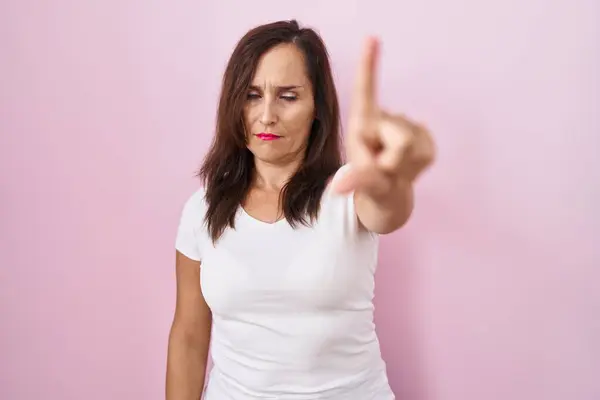 Middle Age Brunette Woman Standing Pink Background Pointing Finger Angry — Stock Photo, Image