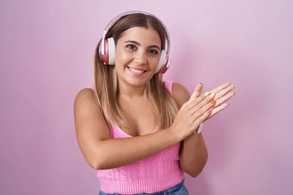 Mujer Rubia Joven Escuchando Música Usando Auriculares Aplaudiendo Aplaudiendo Felices — Foto de Stock