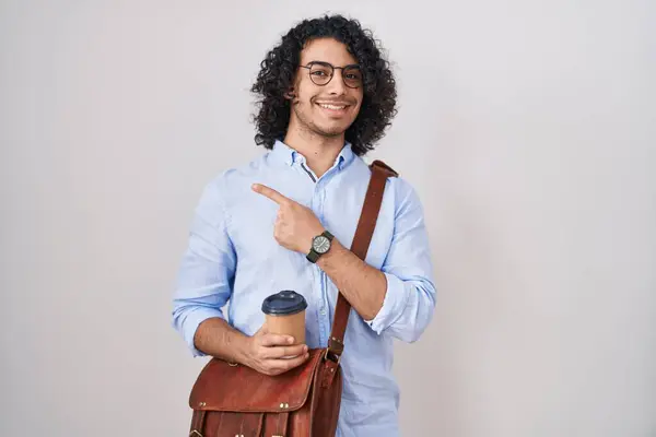 Homem Hispânico Com Cabelo Encaracolado Bebendo Uma Xícara Café Levar — Fotografia de Stock