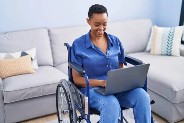Afroamerikanerin Sitzt Mit Laptop Rollstuhl Hause — Stockfoto