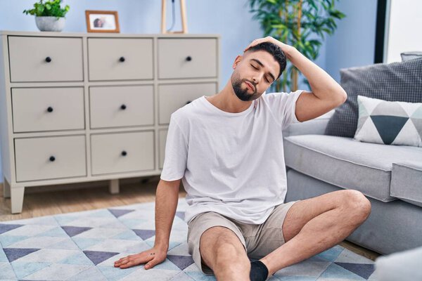 Молодой араб, растянувшийся дома