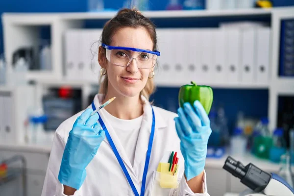 Mujer Hispana Joven Que Trabaja Laboratorio Científico Con Vegetales Relajados — Foto de Stock