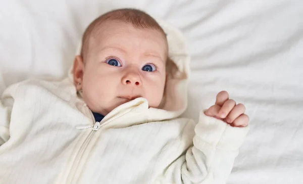 ベッドルームでリラックスした表情でベッドの上に横たわっている愛らしいCaucasian赤ちゃん — ストック写真