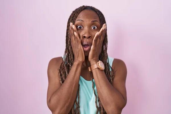 Femme Afro Américaine Debout Sur Fond Rose Effrayée Choquée Surprise — Photo