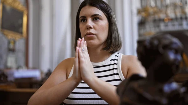 Νεαρή Όμορφη Ισπανίδα Που Προσεύχεται Παγκάκι Της Εκκλησίας Στην Αυγουστινιανή — Φωτογραφία Αρχείου