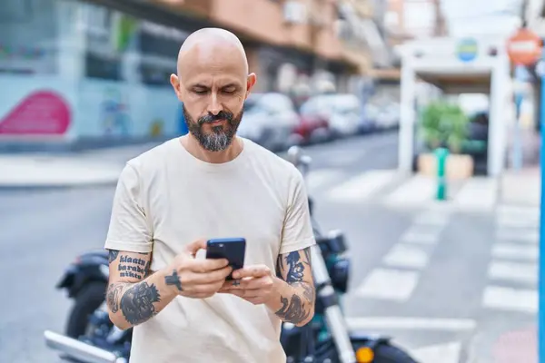 Young Bald Man Using Smartphone Serious Expression Street — Stock Photo, Image